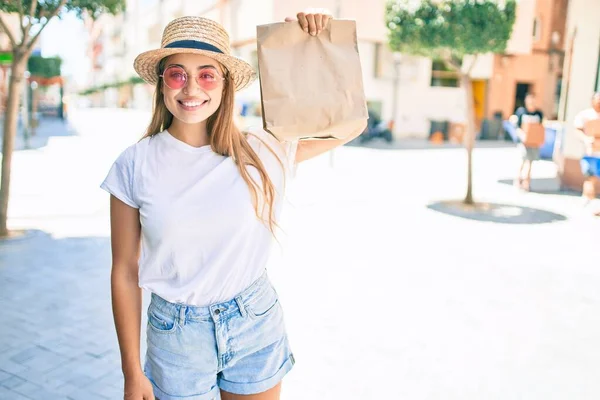 Jovem Bela Mulher Branca Loira Sorrindo Feliz Livre Dia Ensolarado — Fotografia de Stock