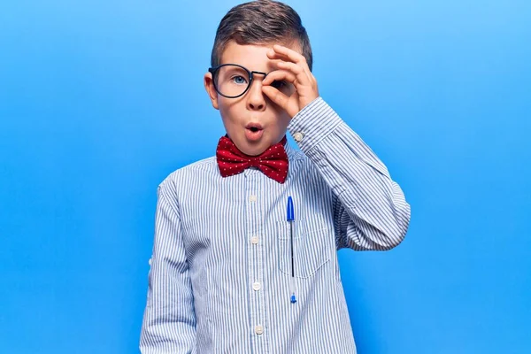 Nettes Blondes Kind Mit Nerd Fliege Und Brille Tut Geste — Stockfoto