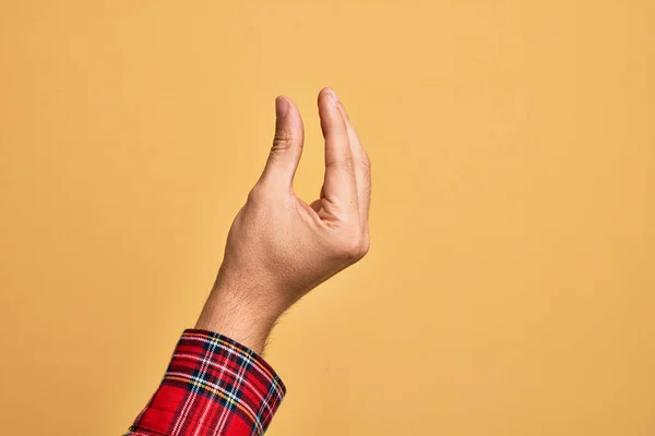 Mão Jovem Caucasiano Mostrando Dedos Sobre Fundo Amarelo Isolado Pegando — Fotografia de Stock