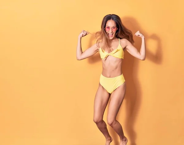 Joven Hermosa Chica Con Bikini Gafas Sol Sonriendo Feliz Saltando —  Fotos de Stock