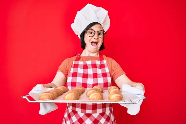 Brünette Frau Mit Syndrom Bäckeruniform Mit Selbstgebackenem Brot Feiert Verrückt — Stockfoto