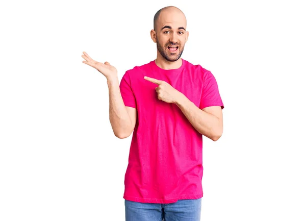 Joven Hombre Guapo Con Camiseta Casual Asombrado Sonriendo Cámara Mientras — Foto de Stock