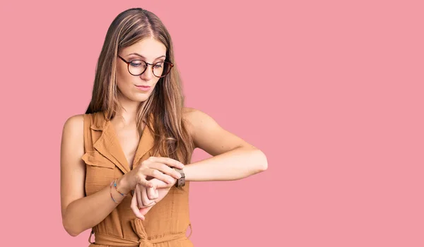 Joven Hermosa Mujer Rubia Con Ropa Casual Gafas Control Hora —  Fotos de Stock