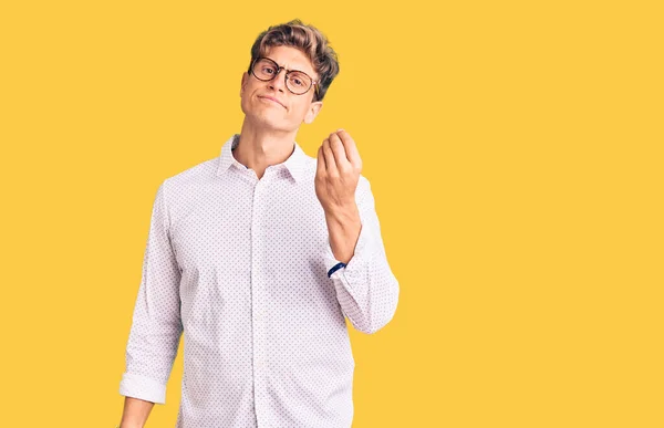 Joven Hombre Guapo Con Ropa Negocios Gafas Haciendo Gesto Italiano —  Fotos de Stock