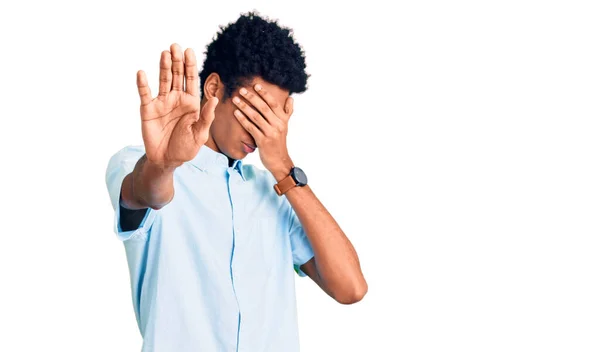 Jovem Afro Americano Vestindo Roupas Casuais Cobrindo Olhos Com Mãos — Fotografia de Stock