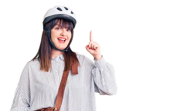 Jovem Mulher Size Usando Capacete Bicicleta Saco Couro Apontando Dedo — Fotografia de Stock