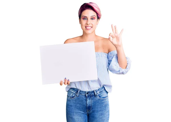 Jovem Mulher Bonita Com Cabelo Rosa Segurando Banner Papelão Com — Fotografia de Stock