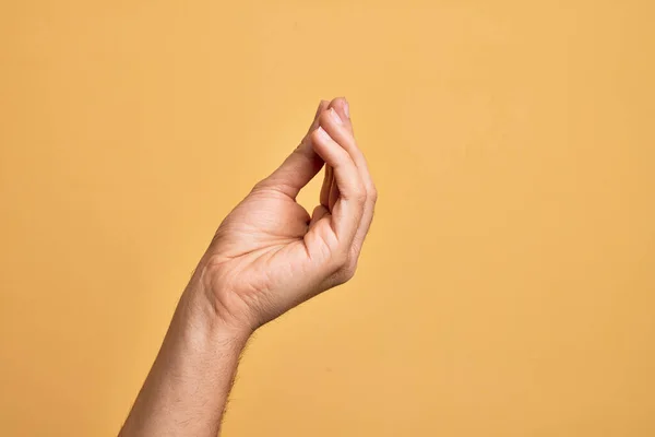 Mano Giovane Caucasico Che Mostra Dita Uno Sfondo Giallo Isolato — Foto Stock