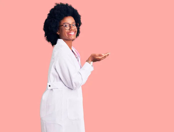 Mladá Afro Americká Žena Lékařském Kabátě Stetoskopu Ukazuje Stranou Rukama — Stock fotografie