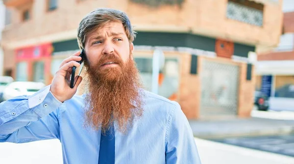 Jonge Knappe Roodharige Zakenman Die Blij Lacht Staande Met Een — Stockfoto