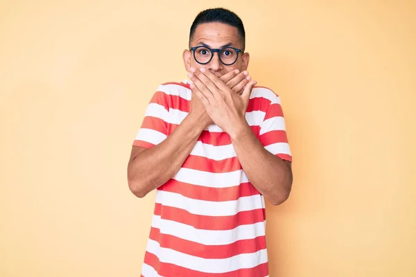 Homem Latino Bonito Jovem Vestindo Roupas Casuais Óculos Chocado Cobrindo — Fotografia de Stock