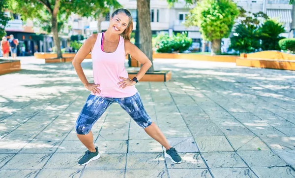 Middelbare Leeftijd Sportvrouw Glimlachend Gelukkige Training Het Park — Stockfoto