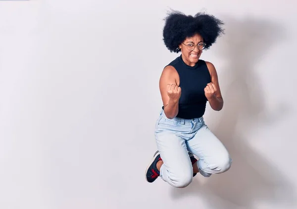 Молодая Красивая Африканская Американка Повседневной Одежде Очках Улыбается Счастливой Jumping — стоковое фото