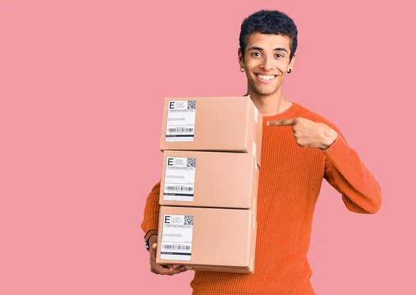 Jonge Afrikaans Amerikaanse Man Houdt Levering Pakket Glimlachend Gelukkig Wijzend — Stockfoto