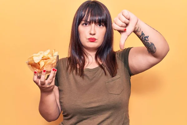 Junge Size Frau Mit Kartoffelchips Und Wütendem Gesicht Negatives Zeichen — Stockfoto