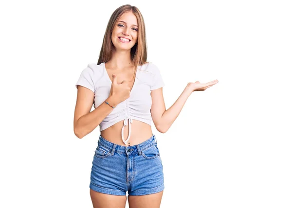Giovane Bella Donna Bionda Indossa Casual Maglietta Bianca Mostrando Mano — Foto Stock