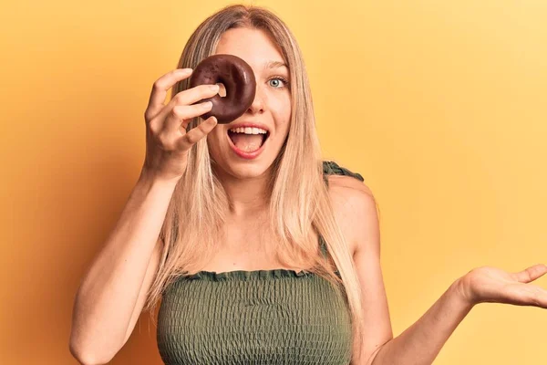 Giovane Donna Bionda Che Tiene Ciambella Celebrando Successo Con Sorriso — Foto Stock