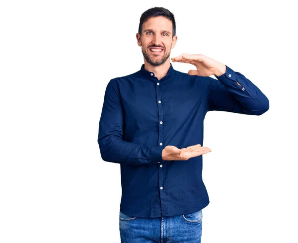 Joven Hombre Guapo Con Camisa Casual Gesto Con Las Manos —  Fotos de Stock