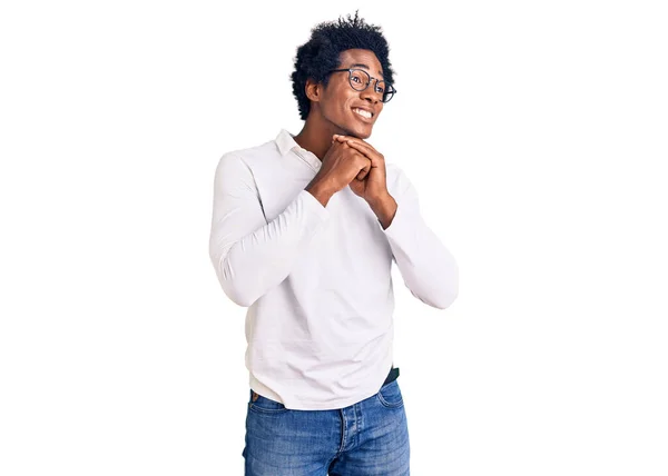 안경을 잘생긴 아프리카계 미국인 남자는 웃음을 바라보는 손으로 했습니다 — 스톡 사진