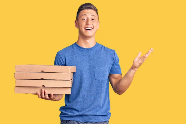 Jeune Homme Hispanique Beau Tenant Boîte Pizza Livraison Célébrant Victoire — Photo