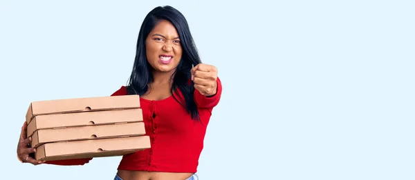 Hispanic Kvinna Med Långt Hår Håller Leverans Pizza Box Irriterad — Stockfoto