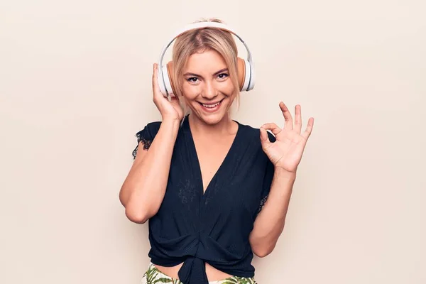 Young Beautiful Blonde Woman Listening Music Using Headphones White Background — Stock Photo, Image