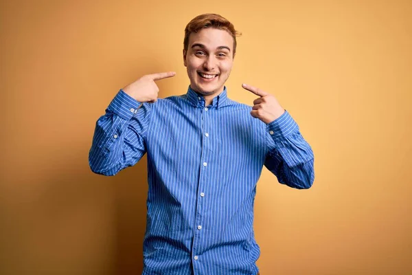 Mladý Pohledný Rusovlasý Muž Neformální Pruhované Košili Přes Izolované Žluté — Stock fotografie