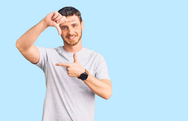 Joven Guapo Con Oso Vistiendo Camiseta Casual Sonriente Haciendo Marco —  Fotos de Stock