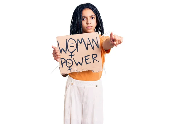 可爱的非洲裔美国女孩举着女权横幅 用手指着相机 对着你 自信地摆出严肃的姿态 — 图库照片