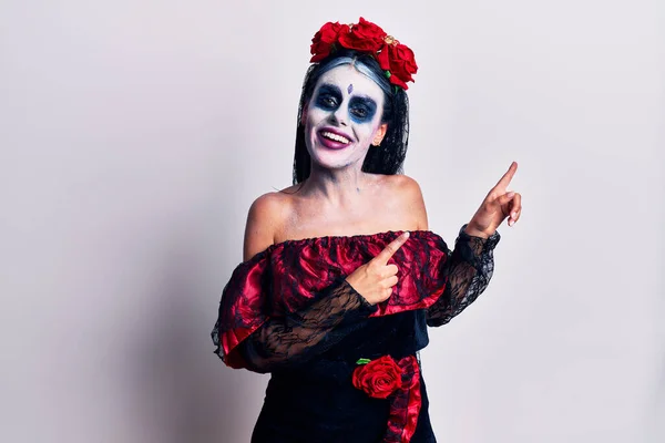 Mujer Joven Vistiendo Día Mexicano Del Maquillaje Muerto Sonriendo Mirando — Foto de Stock