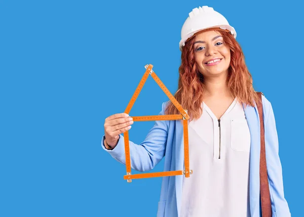 Junge Lateinische Frau Mit Architektenhut Sieht Positiv Und Glücklich Stehend — Stockfoto