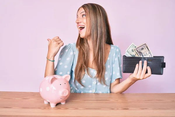 Junges Blondes Mädchen Mit Geldbörse Mit Dollars Und Sparschwein Auf — Stockfoto