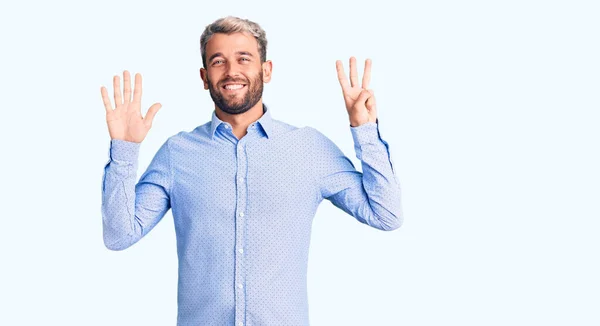 Joven Hombre Rubio Guapo Usando Camisa Elegante Mostrando Apuntando Hacia — Foto de Stock