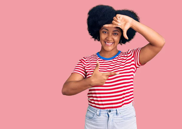 Νεαρή Αφρικάνα Αμερικανίδα Που Φοράει Καθημερινά Ρούχα Χαμογελώντας Κάνοντας Κορνίζα — Φωτογραφία Αρχείου