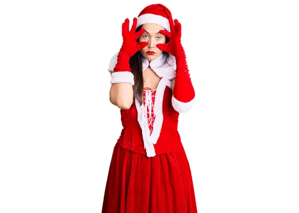 Jovem Bela Mulher Caucasiana Vestindo Traje Papai Noel Tentando Abrir — Fotografia de Stock