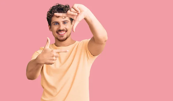 Homem Bonito Jovem Com Cabelo Encaracolado Vestindo Roupas Casuais Sorrindo — Fotografia de Stock