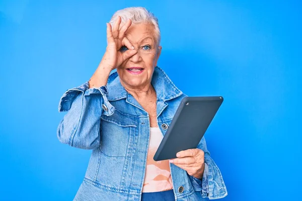 Senior Belle Femme Avec Les Yeux Bleus Les Cheveux Gris — Photo