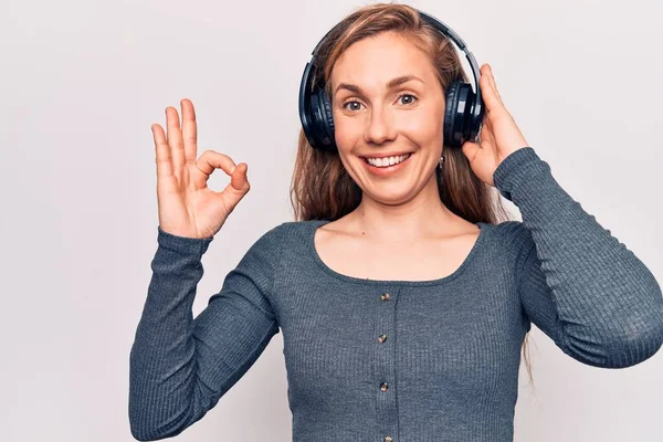 Ung Vacker Blond Kvinna Lyssnar Musik Bär Hörlurar Gör Tecken — Stockfoto