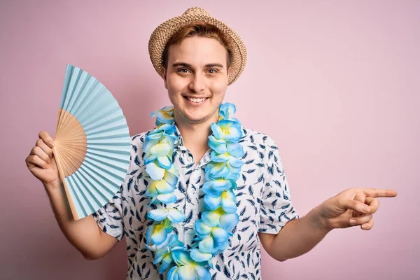 Giovane Bel Rosso Turista Uomo Vacanza Indossando Lei Hawaiano Cappello — Foto Stock