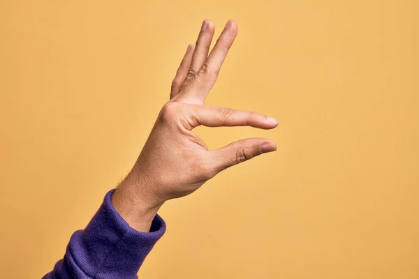 Hand Caucasian Young Man Showing Fingers Isolated Yellow Background Picking — Stock Photo, Image