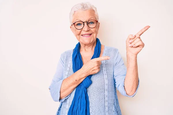 Senior Mooie Vrouw Met Blauwe Ogen Grijs Haar Dragen Casual — Stockfoto