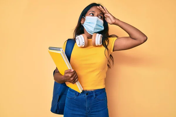 Νεαρό Κορίτσι Από Την Ινδία Φορώντας Ιατρική Μάσκα Κρατώντας Φοιτητικό — Φωτογραφία Αρχείου