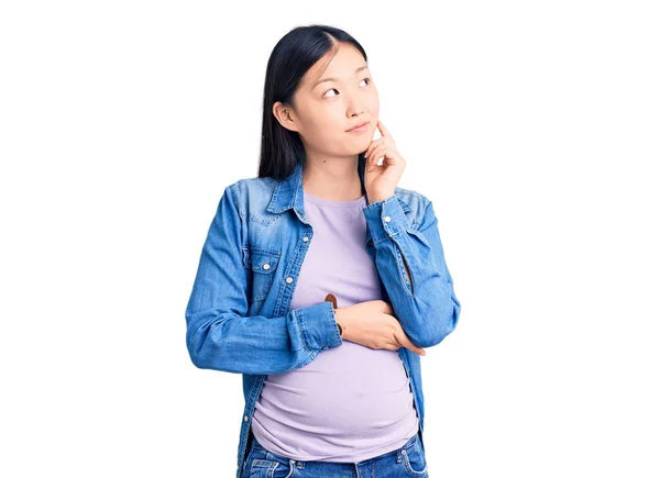 Genç Güzel Çinli Bir Kadın Hamile Eli Çenesinde Bebek Bekliyor — Stok fotoğraf