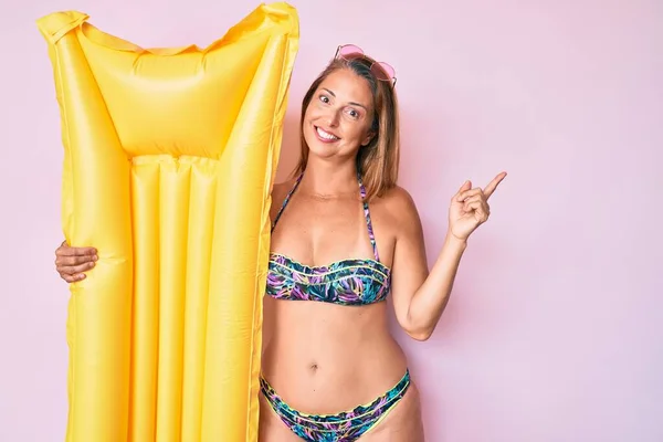 Mulher Hispânica Meia Idade Vestindo Biquíni Segurando Colchão Verão Sorrindo — Fotografia de Stock