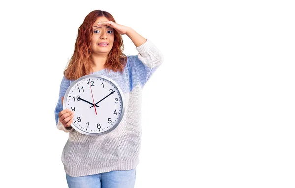 Junge Lateinische Frau Hält Große Uhr Gestresst Und Frustriert Mit — Stockfoto