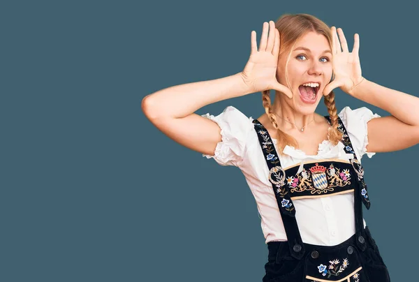 Wanita Muda Pirang Cantik Mengenakan Gaun Oktoberfest Tersenyum Ceria Bermain — Stok Foto