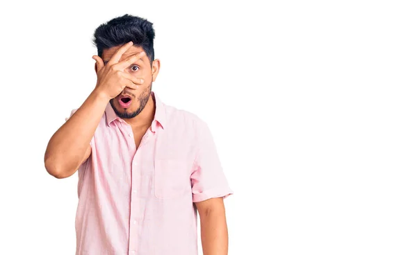 Schöner Lateinamerikanischer Junger Mann Lässigem Sommerhemd Der Schockiert Gesicht Und — Stockfoto