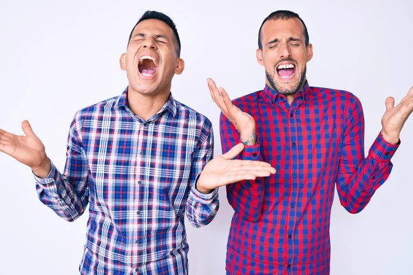 Jovem Casal Gay Dois Homens Vestindo Roupas Casuais Celebrando Louco — Fotografia de Stock