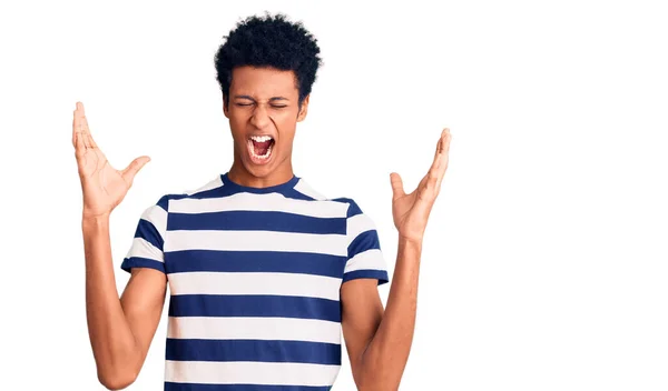 Jovem Afro Americano Vestindo Roupas Casuais Celebrando Loucos Loucos Pelo — Fotografia de Stock