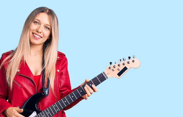 Jovem Mulher Loira Bonita Tocando Guitarra Elétrica Olhando Positivo Feliz — Fotografia de Stock